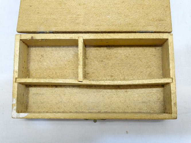 - ANCIENNE BOITE  BOIS  CHEVILLES METALLIQUES BOL VIDE  DECO GARAGE VITRINE   D