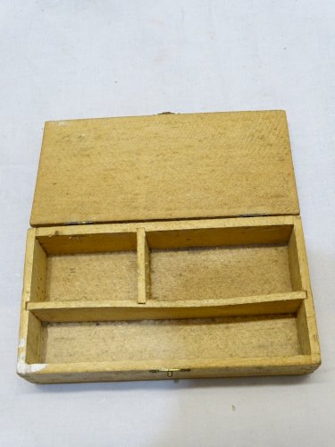 - ANCIENNE BOITE  BOIS  CHEVILLES METALLIQUES BOL VIDE  DECO GARAGE VITRINE   D
