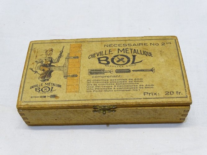 - ANCIENNE BOITE  BOIS  CHEVILLES METALLIQUES BOL VIDE  DECO GARAGE VITRINE   D