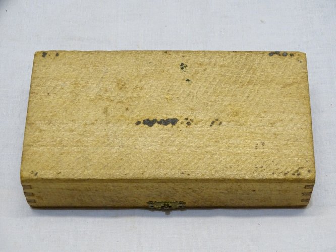 - ANCIENNE BOITE  BOIS  CHEVILLES METALLIQUES BOL VIDE  DECO GARAGE VITRINE   D