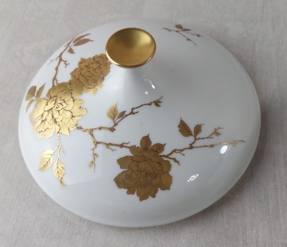 Ancienne boîte / bonbonnière, en porcelaine, dorure, AK Kaiser ^