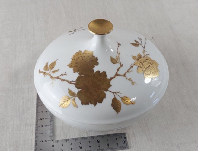 Ancienne boîte / bonbonnière, en porcelaine, dorure, AK Kaiser ^