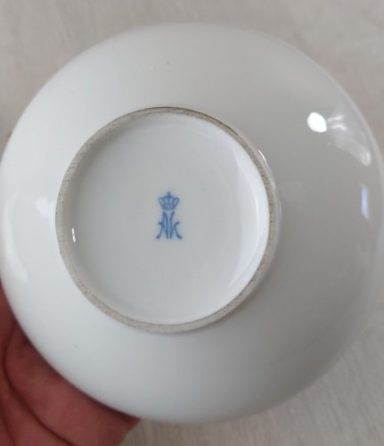 Ancienne boîte / bonbonnière, en porcelaine, dorure, AK Kaiser ^