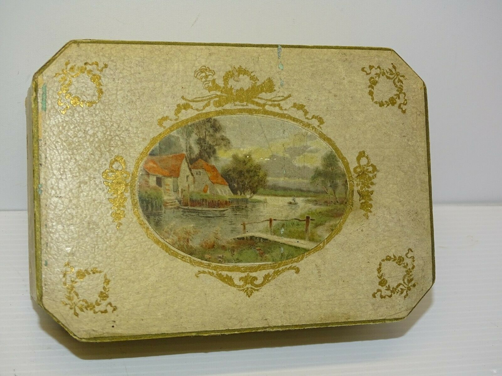 Poupée Ancienne Avec Boîte De Jeux – Sortie De Grenier, état D'usage