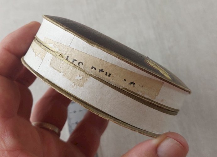 Ancienne boîte cartonnée, pour confiserie / chocolats / dragées, décor enfant