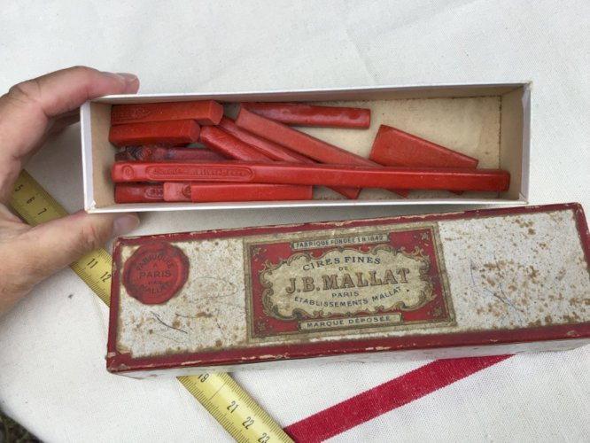 Ancienne boite de cire à cacheter MALLAT boîte entamée