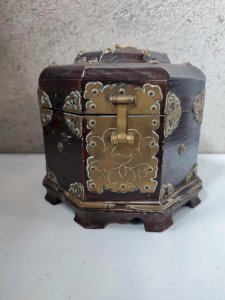 old octagonal wooden box of Asian origin (China?) in good condition
