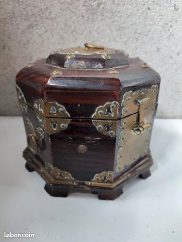 Ancienne boite en bois de forme octogonal dorgine asiatique (chine?) en bon etat
