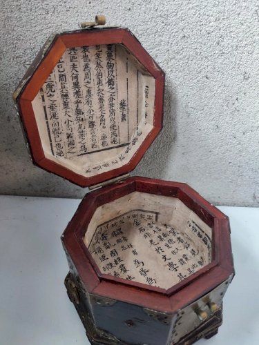 ancienne boite en bois de forme octogonal dorgine asiatique (chine?) en bon etat