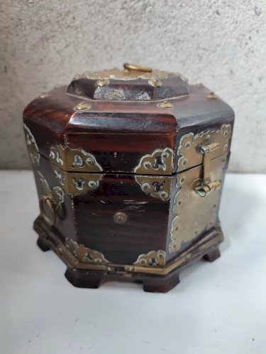 ancienne boite en bois de forme octogonal dorgine asiatique (chine?) en bon etat