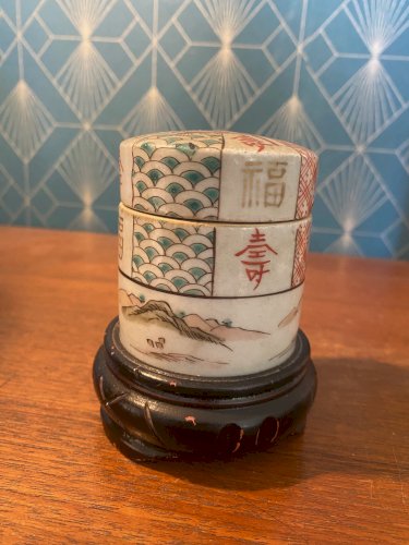 Ancienne boîte en porcelaine de Chine, forme tube, à couvert. Epoque XIXème.