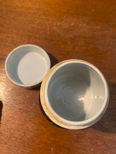 Ancienne boîte en porcelaine de Chine, forme tube, à couvert. Epoque XIXème.