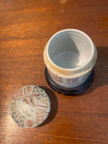 Ancienne boîte en porcelaine de Chine, forme tube, à couvert. Epoque XIXème.