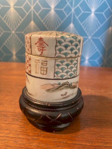 Ancienne boîte en porcelaine de Chine, forme tube, à couvert. Epoque XIXème.