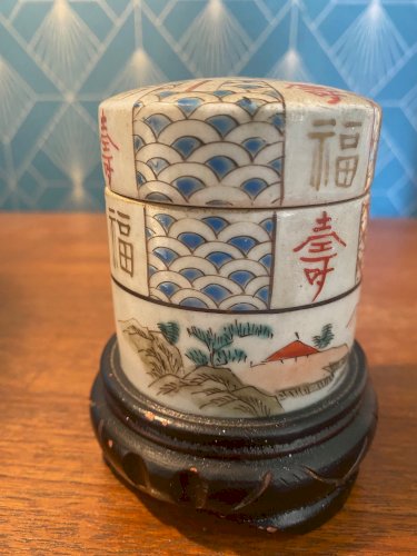 Ancienne boîte en porcelaine de Chine, forme tube, à couvert. Epoque XIXème.
