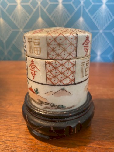 Ancienne boîte en porcelaine de Chine, forme tube, à couvert. Epoque XIXème.
