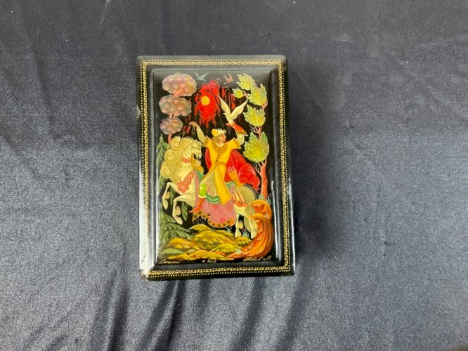 Ancienne boite laque Russe signé  , Légende ...