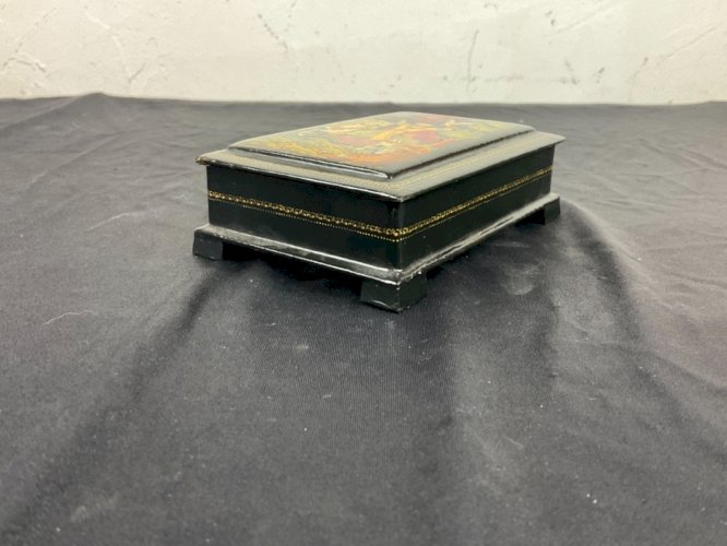 Ancienne boite laque Russe signé  , Légende ...