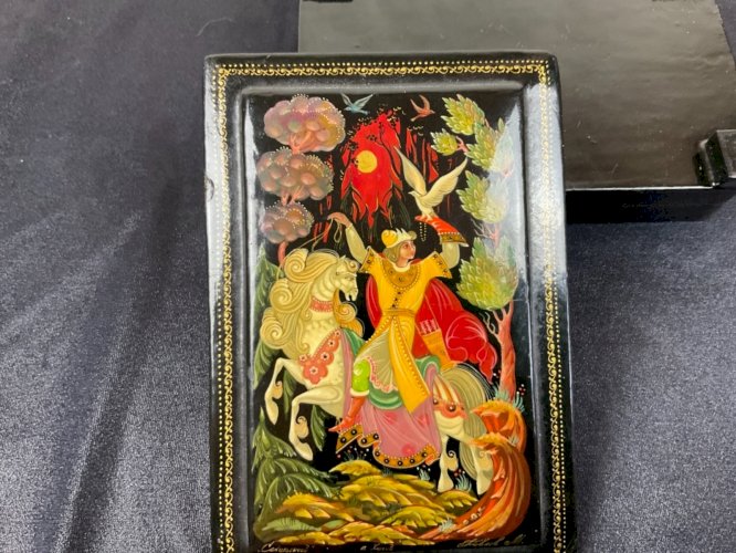 Ancienne boite laque Russe signé  , Légende ...