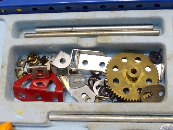 -ANCIENNE BOITE MECCANO EN ACIER TRAITE N° 4 COLLECTION JOUET ANCIEN VITRINE   D