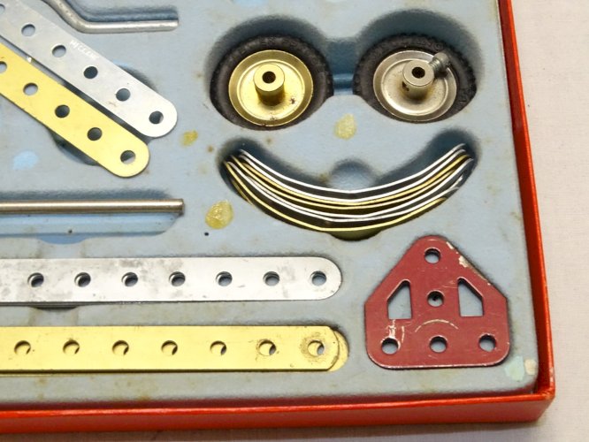 -ANCIENNE BOITE MECCANO EN ACIER TRAITE N° 4 COLLECTION JOUET ANCIEN VITRINE   D