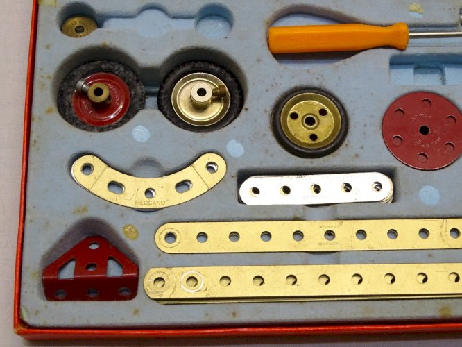 -ANCIENNE BOITE MECCANO EN ACIER TRAITE N° 4 COLLECTION JOUET ANCIEN VITRINE   D