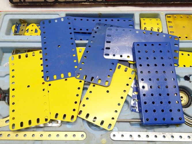 -ANCIENNE BOITE MECCANO EN ACIER TRAITE N° 4 COLLECTION JOUET ANCIEN VITRINE   D