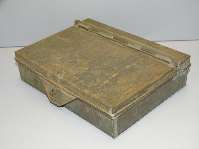 - ANCIENNE BOITE METAL CAISSE COLLECTION DECO VITRINE     D
