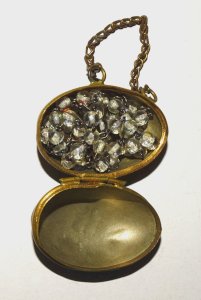 -ANCIENNE BOITE OEUF PORTE CHAPELET & CHAPELET ARGENT PERLES VERRE INCOLORE   D