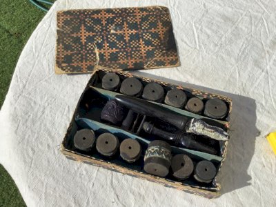 ANTIQUE BOX WORK 12 STAMPS ROLL FRILL LACE + 1 holder