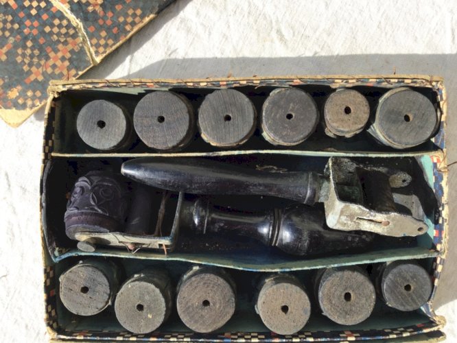 ANCIENNE BOITE OUVRAGE 12 TAMPONS ROULEAU FRISE DENTELLE + 1 support