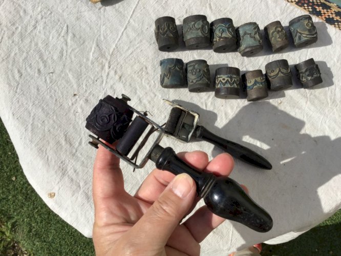 ANCIENNE BOITE OUVRAGE 12 TAMPONS ROULEAU FRISE DENTELLE + 1 support