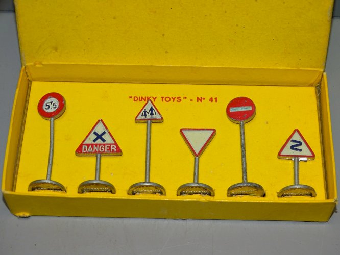 -ANCIENNE BOITE PANNEAUX SIGNALISATION MECCANO DINKY TOYS + 3 PANNEAUX JOUETS  D