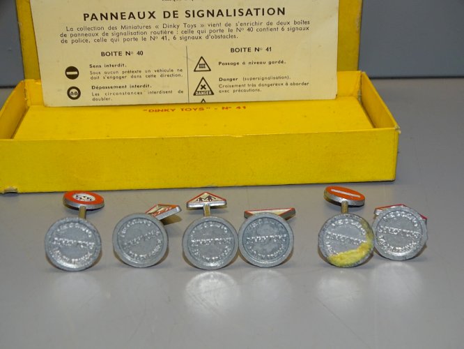 -ANCIENNE BOITE PANNEAUX SIGNALISATION MECCANO DINKY TOYS + 3 PANNEAUX JOUETS  D