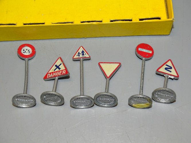 -ANCIENNE BOITE PANNEAUX SIGNALISATION MECCANO DINKY TOYS + 3 PANNEAUX JOUETS  D