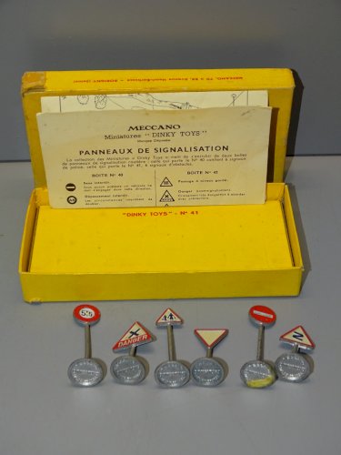 -ANCIENNE BOITE PANNEAUX SIGNALISATION MECCANO DINKY TOYS + 3 PANNEAUX JOUETS  D
