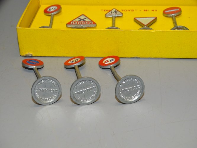 -ANCIENNE BOITE PANNEAUX SIGNALISATION MECCANO DINKY TOYS + 3 PANNEAUX JOUETS  D