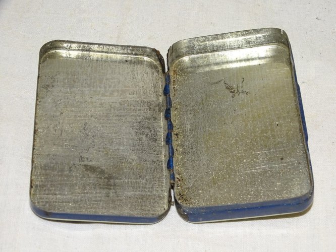 -ANCIENNE BOITE PÂTE SUISSE A LA SEVE DE PIN & à L'EUCALYPTUS COLLECTION