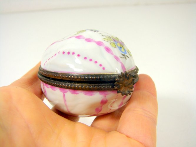Ancienne Boite Pilules Noix Porcelaine Limoges Decor Peint Monture Bronze Signee