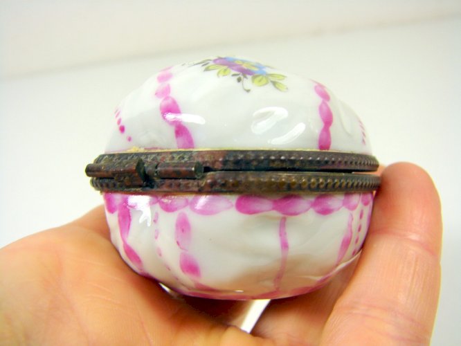 Ancienne Boite Pilules Noix Porcelaine Limoges Decor Peint Monture Bronze Signee