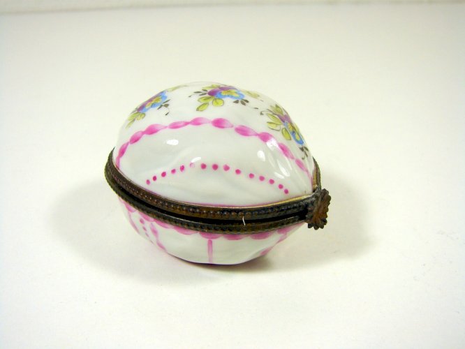 Ancienne Boite Pilules Noix Porcelaine Limoges Decor Peint Monture Bronze Signee