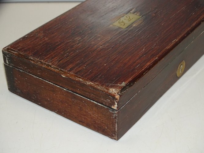 -ANCIENNE BOITE POUR COMPAS VIDE  Plaque LAITON SUR LE COUVERCLE gravée FL    D