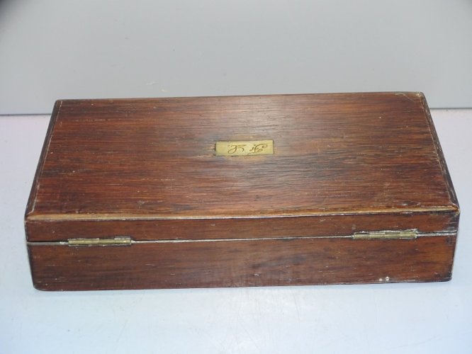 -ANCIENNE BOITE POUR COMPAS VIDE  Plaque LAITON SUR LE COUVERCLE gravée FL    D