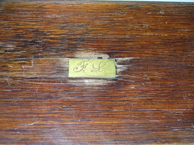 -ANCIENNE BOITE POUR COMPAS VIDE  Plaque LAITON SUR LE COUVERCLE gravée FL    D