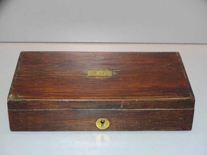 -ANCIENNE BOITE POUR COMPAS VIDE  Plaque LAITON SUR LE COUVERCLE gravée FL    D
