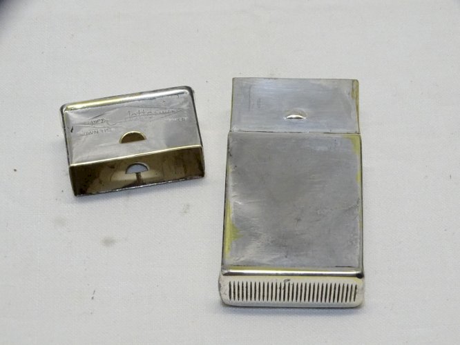 -ANCIENNE BOITE POUR LAMES DE RASOIR GILLETTE PYROGENE MET. ARGENTE COLLECTION D