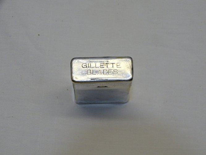 -ANCIENNE BOITE POUR LAMES DE RASOIR GILLETTE PYROGENE MET. ARGENTE COLLECTION D