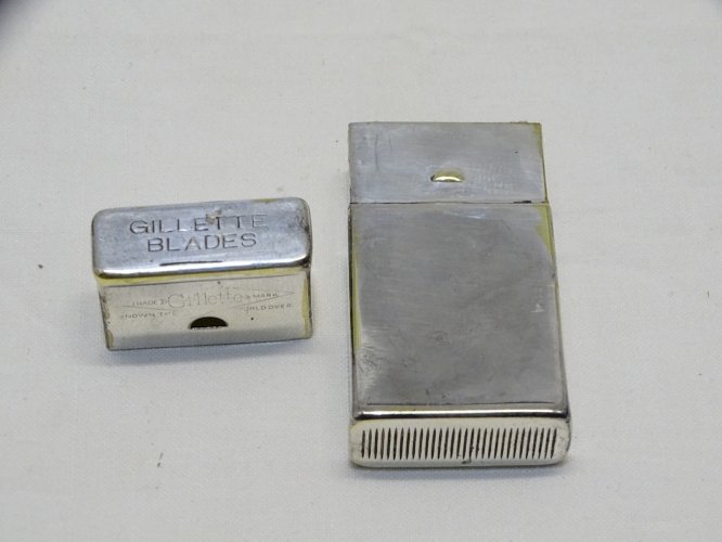 -ANCIENNE BOITE POUR LAMES DE RASOIR GILLETTE PYROGENE MET. ARGENTE COLLECTION D