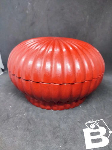 ancienne bonbonnière en bois chinoise laque rouge en bon etat