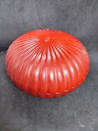 ancienne bonbonnière en bois chinoise laque rouge en bon etat